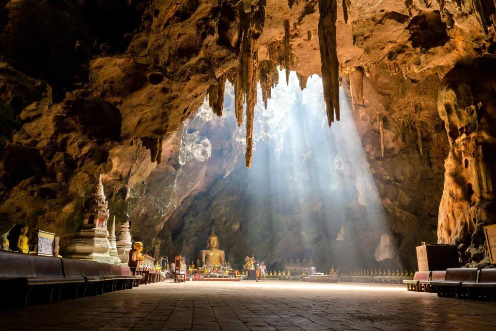 วัดถ้ำเขาหลวง จังหวัดเพชรบุรี