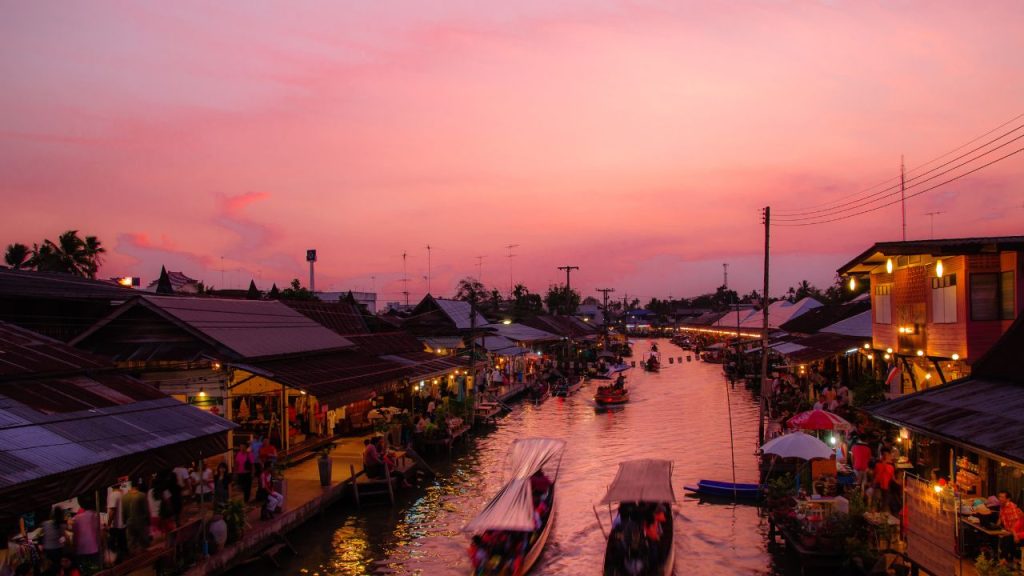 ตลาดน่าเดิน ตลาดน้ำอัมพวา จังหวัดสมุทรสงคราม