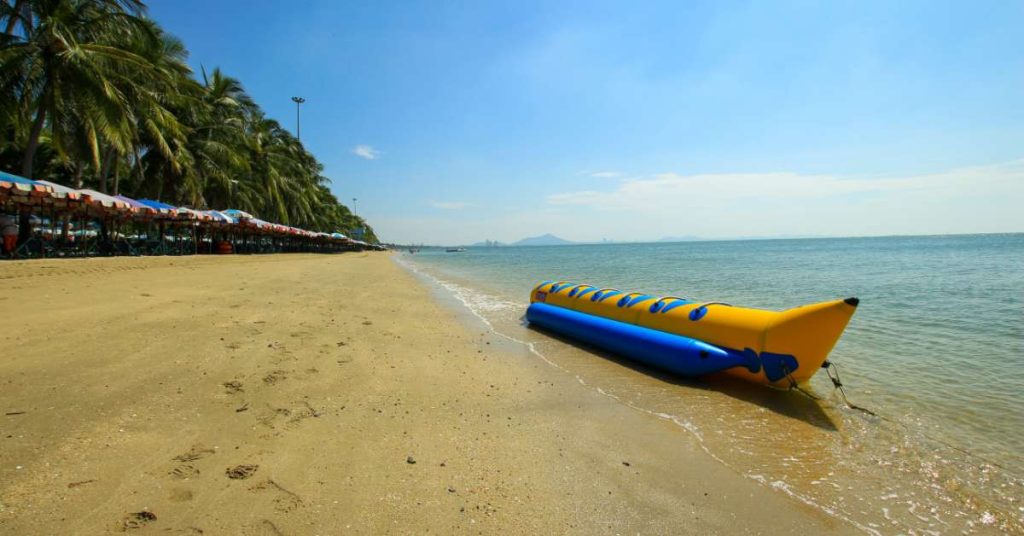 ไปชายหาดบางแสน ที่เที่ยวหน้าร้อน ห่างจากกรุงเทพประมาณ 100 กิโลเมตร 