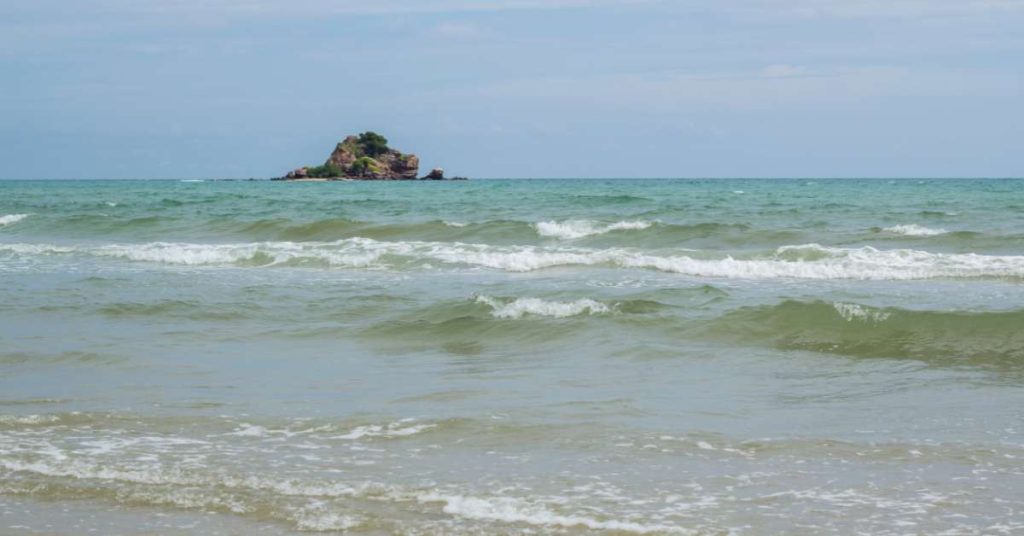 เที่ยวหาดแหลมแม่พิมพ์ จังหวัดระยอง น้ำใส