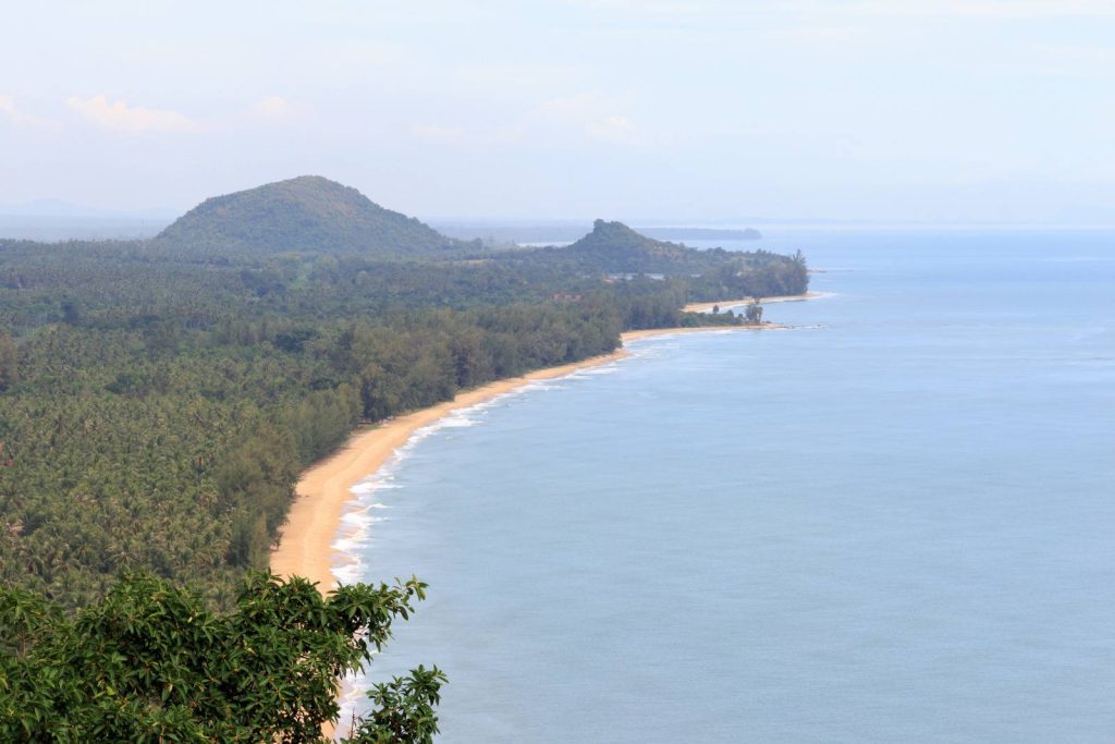 หาดบ้านกรูด