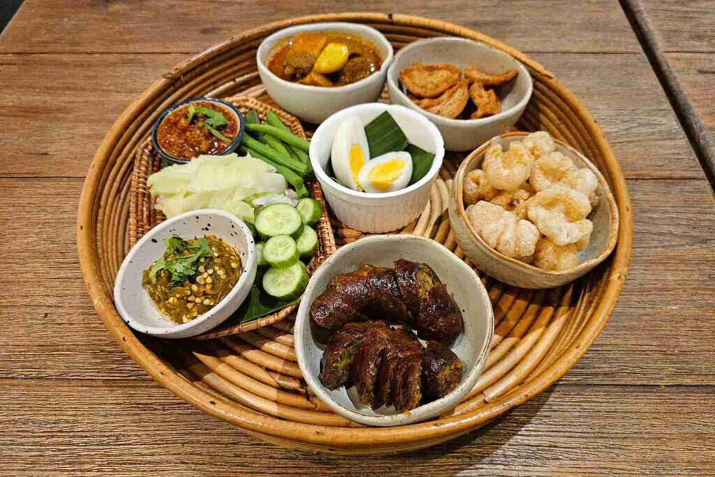 คุ้มขันโตกเชียงใหม่ ขึ้นชื่อเรื่องอาหารเหนือแบบดั้งเดิม