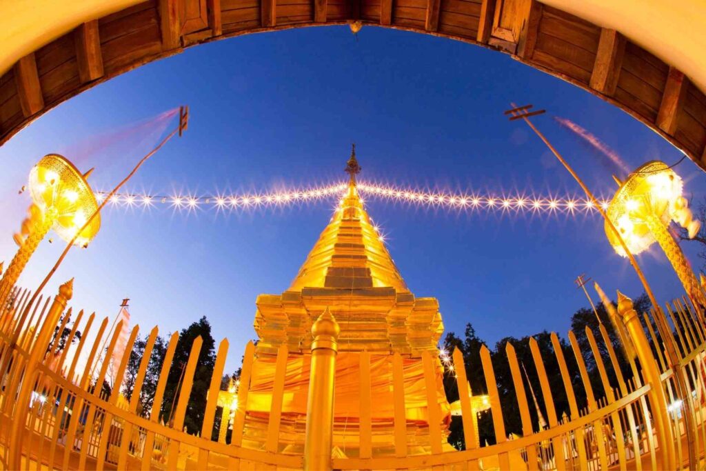 วัดพระธาตุดอยคำ ตั้งอยู่บนเนินเขาทางใต้เมืองเชียงใหม่