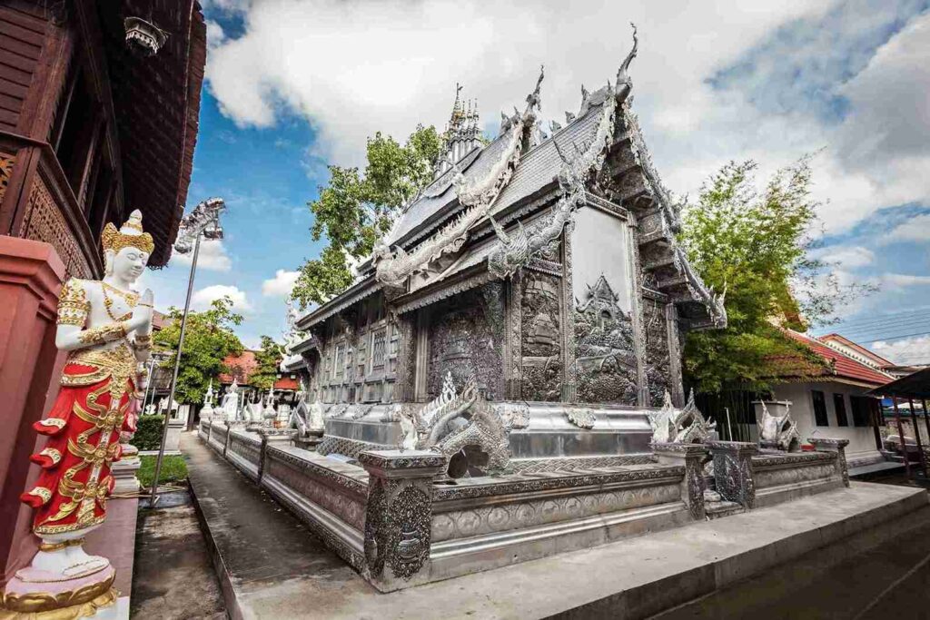 วัดศรีสุพรรณ ตั้งอยู่ย่านวัวลาย เป็นสถานที่เที่ยวเชียงใหม่ในเมือง