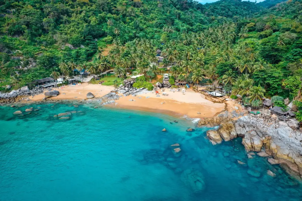 ผาหินดำ หาดนุ้ย