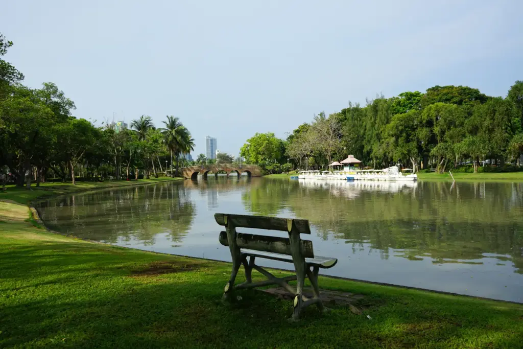 ม้านั่งริมสวน