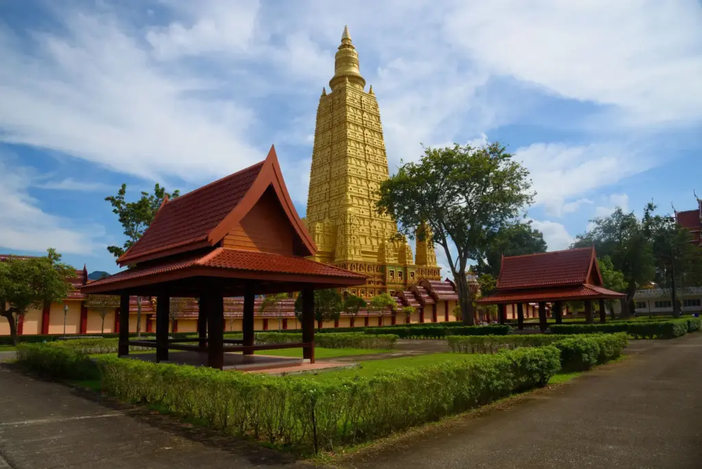 วัดกระบี่-ศาลาริมทางเดินภายในวัด