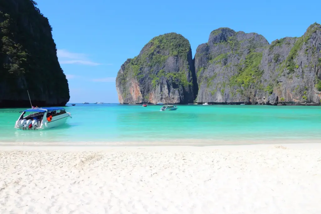 หาดทรายอ่าวมาหยา