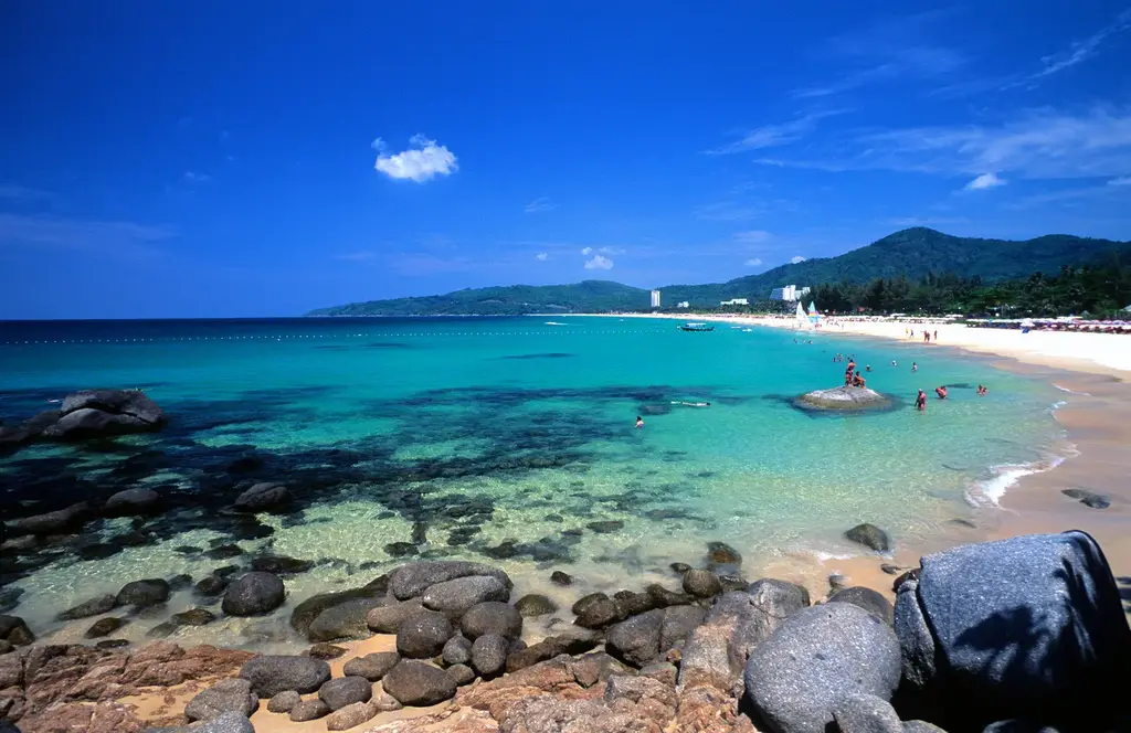 โขดหินริมชายหาด